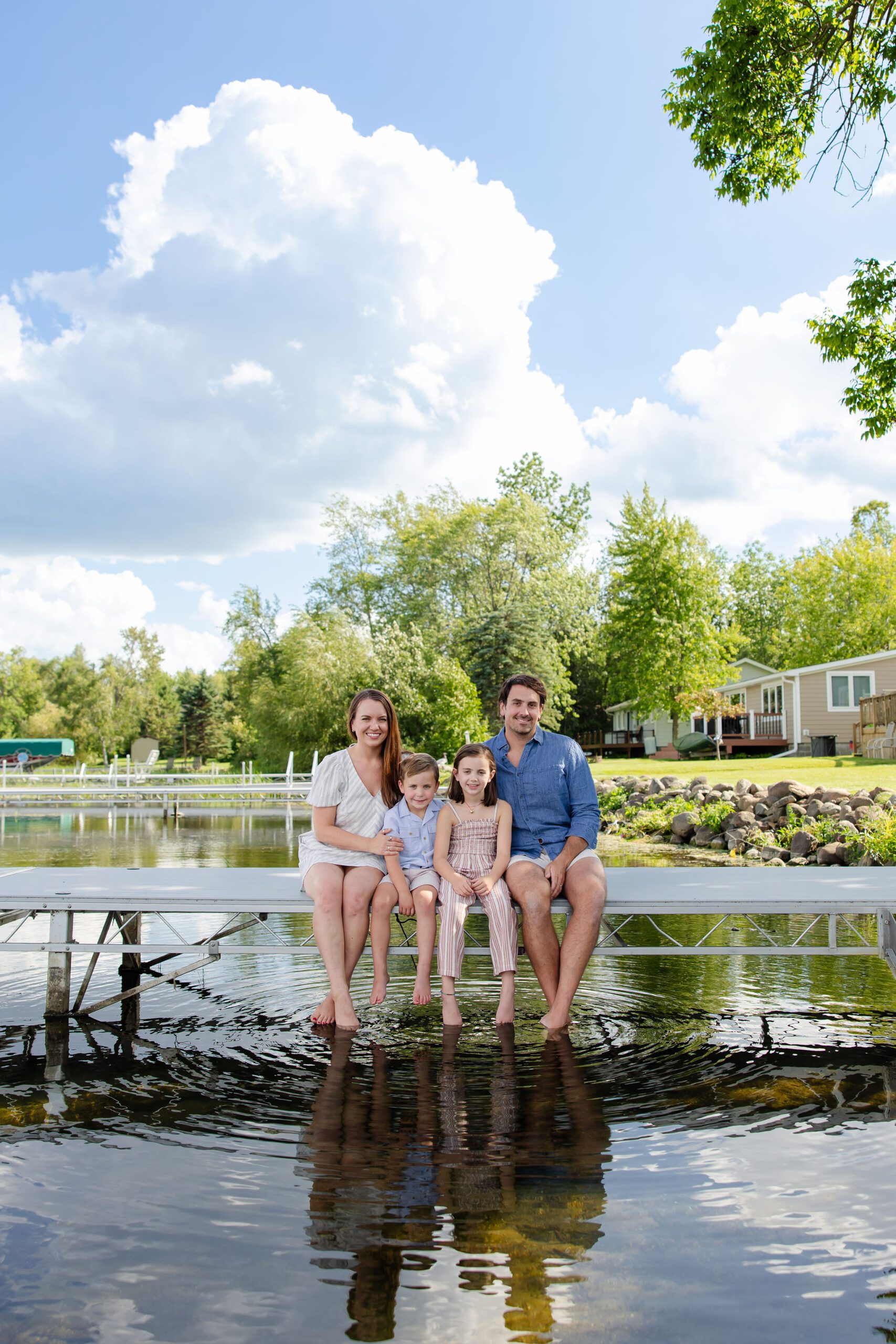 Northern Minnesota photographer takes photo of family smiling